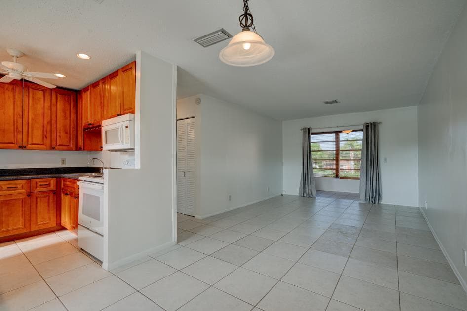 2111 NE 1st Court 203, Boynton Beach, FL 33435 — photo 4 of 22
