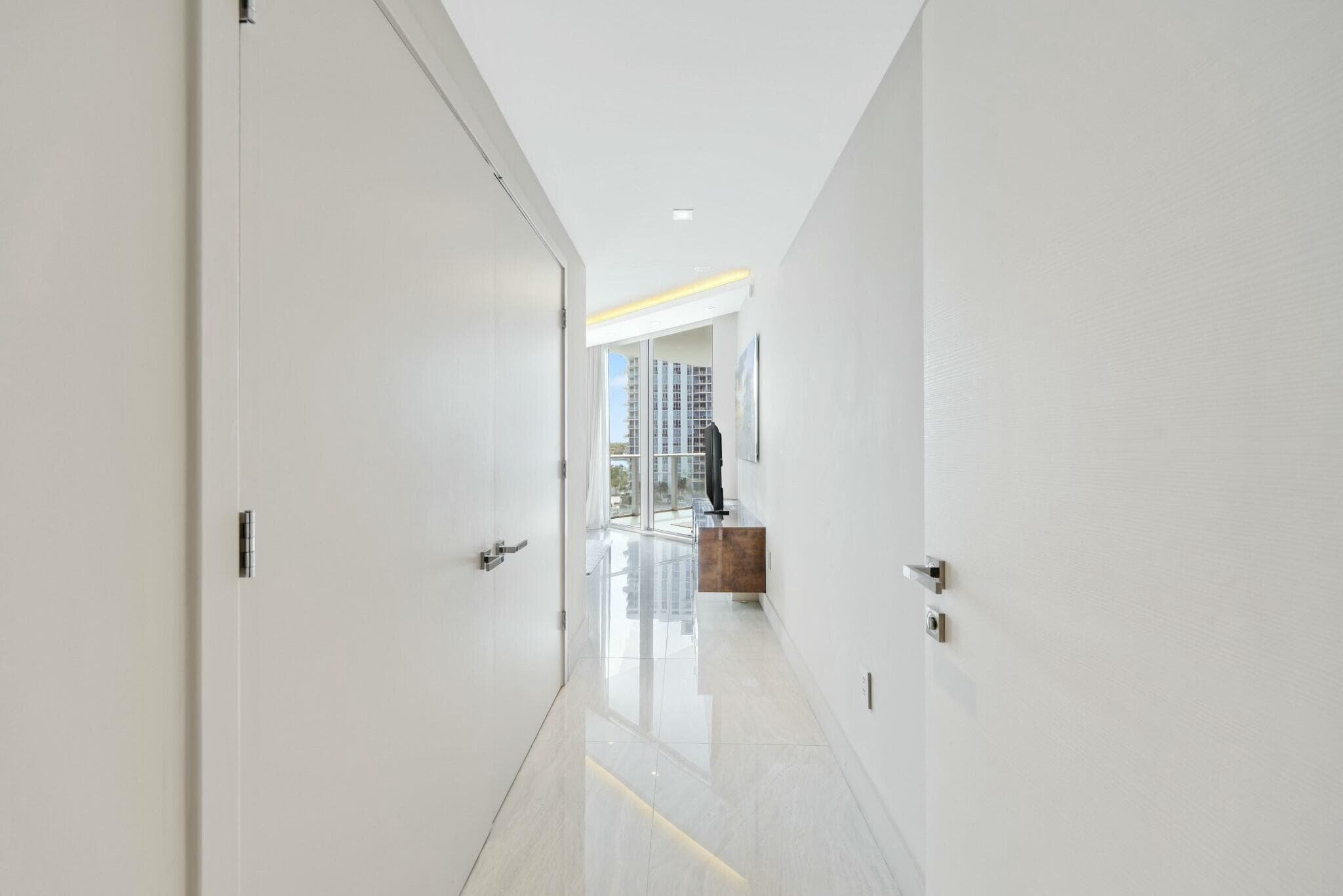 17301 Biscayne Boulevard 707, North Miami Beach, FL 33160 — photo 27 of 62