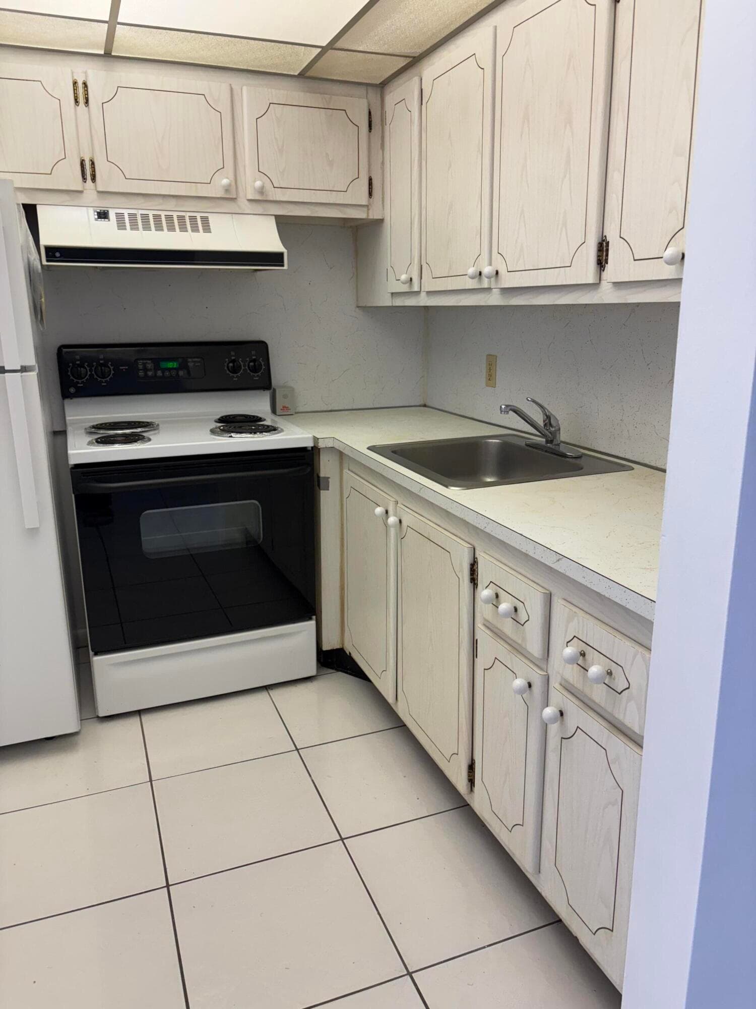 113 Berkshire E, West Palm Beach, FL 33417 — photo 2 of 12