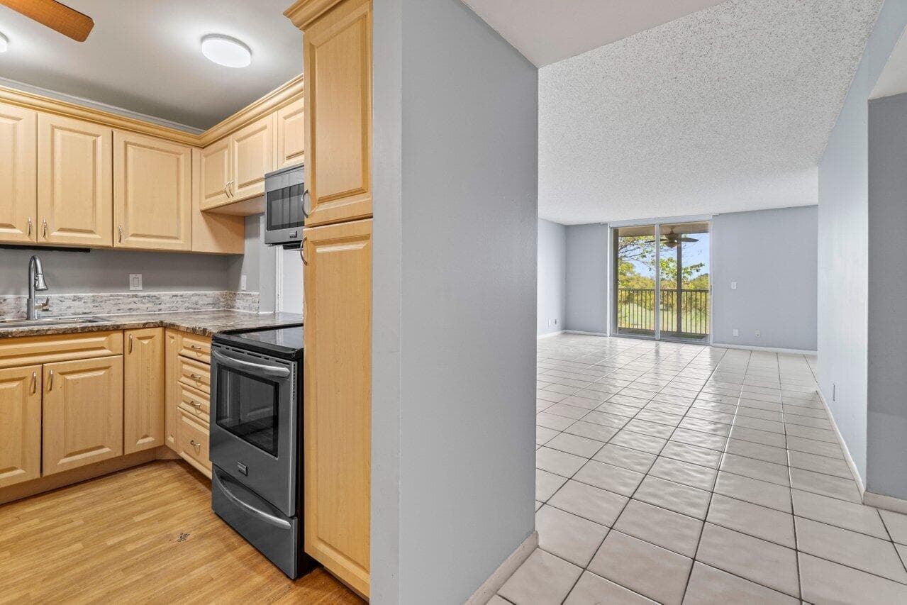 5700 NW 2nd Avenue 401, Boca Raton, FL 33487 — photo 10 of 30