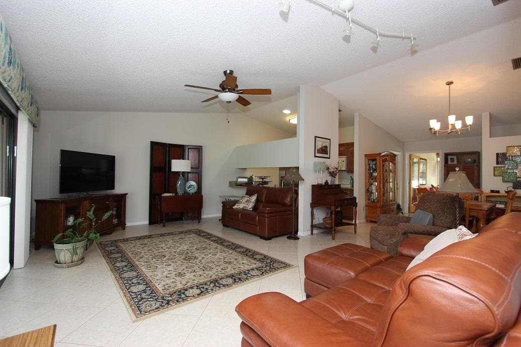 61 Mayfair Lane, Boynton Beach, FL 33426 — photo 5 of 15