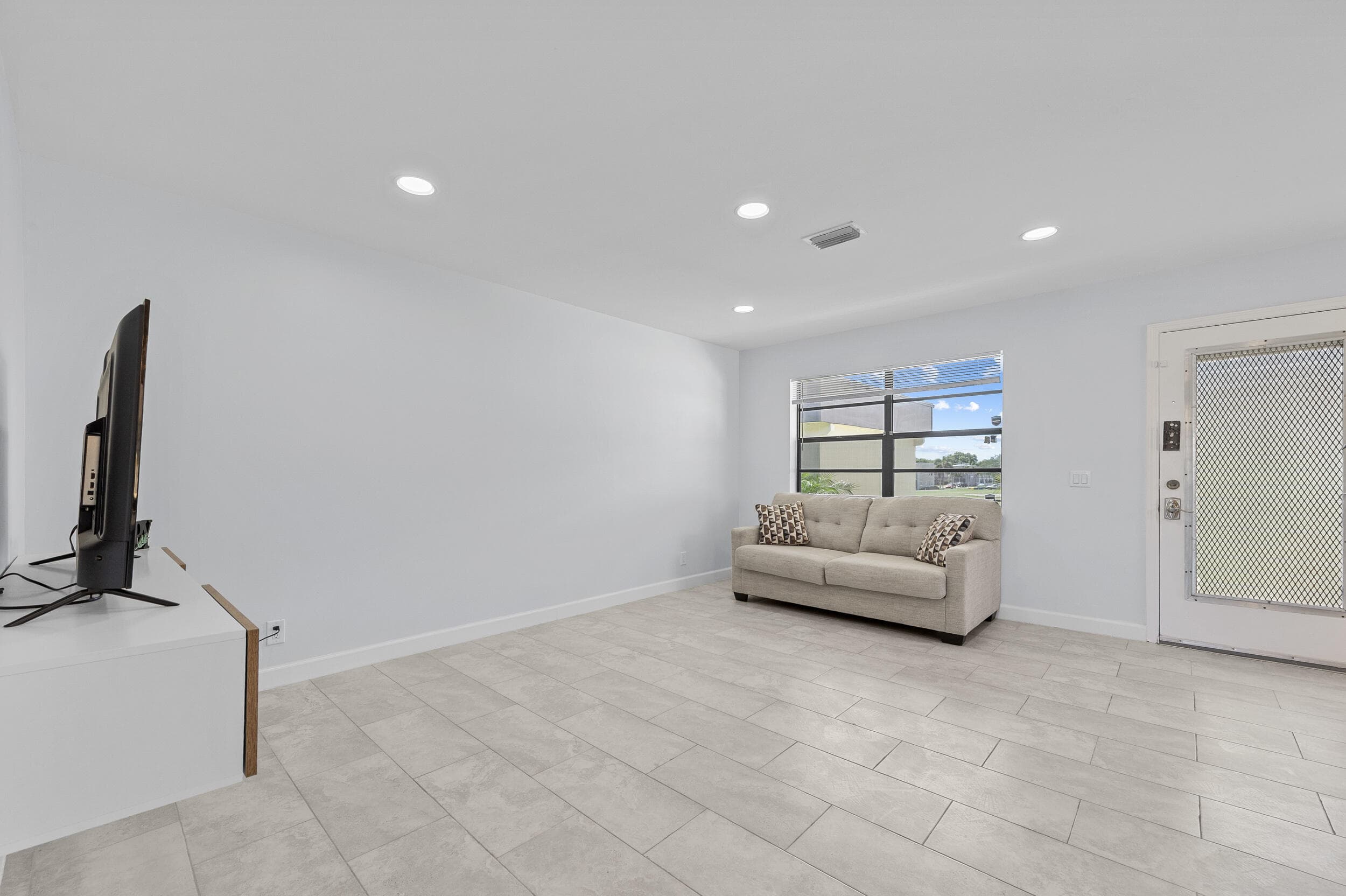 234 Capri E, Delray Beach, FL 33484 — photo 4 of 65