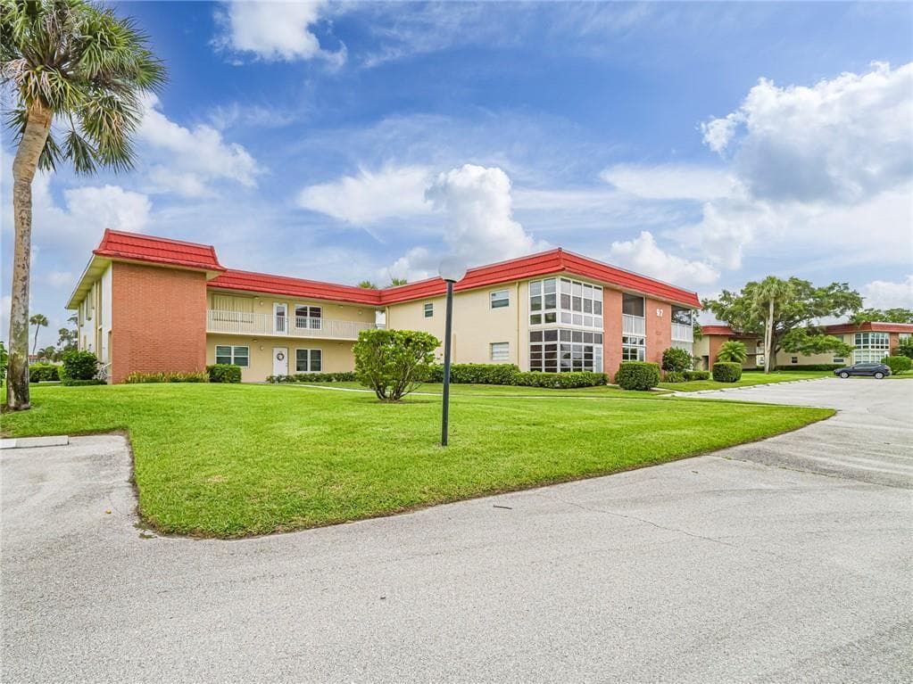 97 Spring Lake Drive 104, Vero Beach, FL 32962 — photo 1 of 36