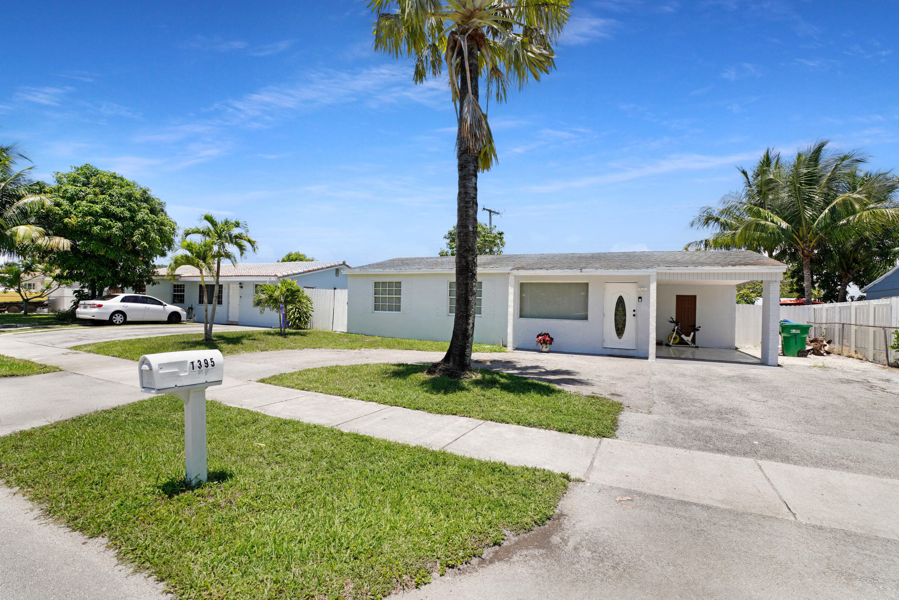 1395 SW 46 Th Avenue, Fort Lauderdale, FL 33317 — photo 4 of 36