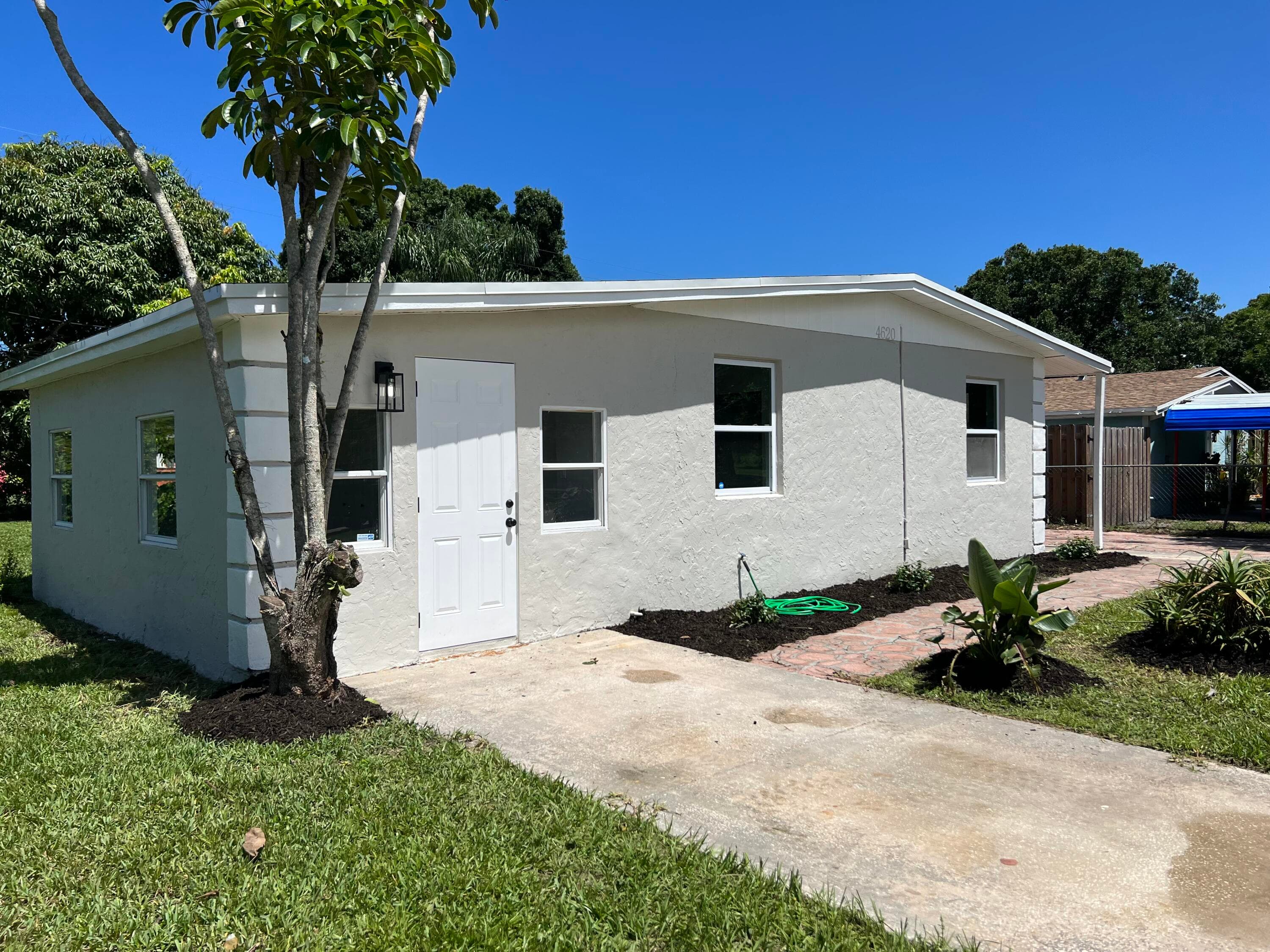 4620 39th Avenue, Vero Beach, FL 32967 — photo 2 of 17