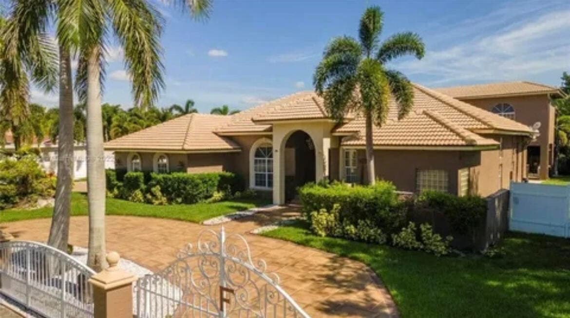423 NE 3rd Street, Pompano Beach, FL 33060 — photo 1 of 33