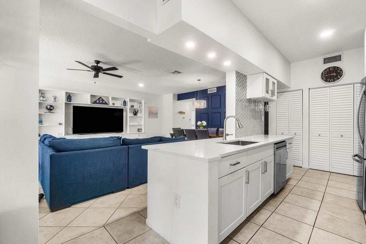103 Half Moon Circle E2, Hypoluxo, FL 33462 — photo 8 of 43