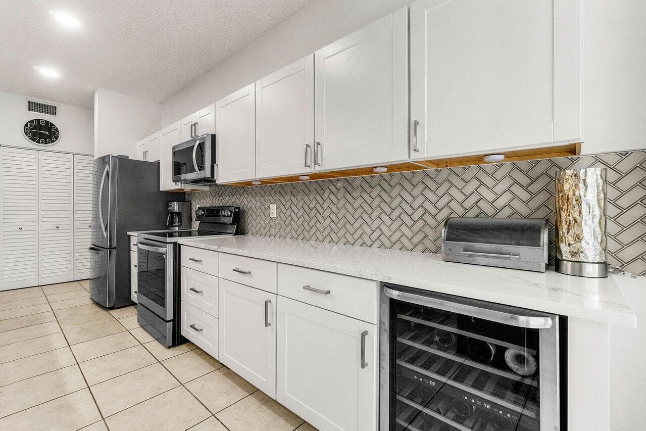103 Half Moon Circle E2, Hypoluxo, FL 33462 — photo 2 of 43