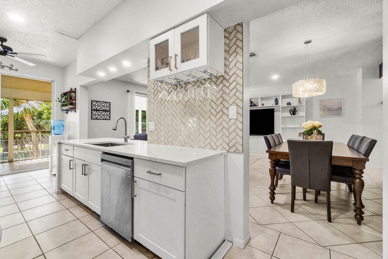 103 Half Moon Circle E2, Hypoluxo, FL 33462 — photo 11 of 43
