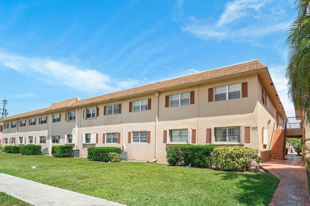600 SW 2nd 2390 Avenue 2390, Boca Raton, FL 33432 — photo 1 of 18