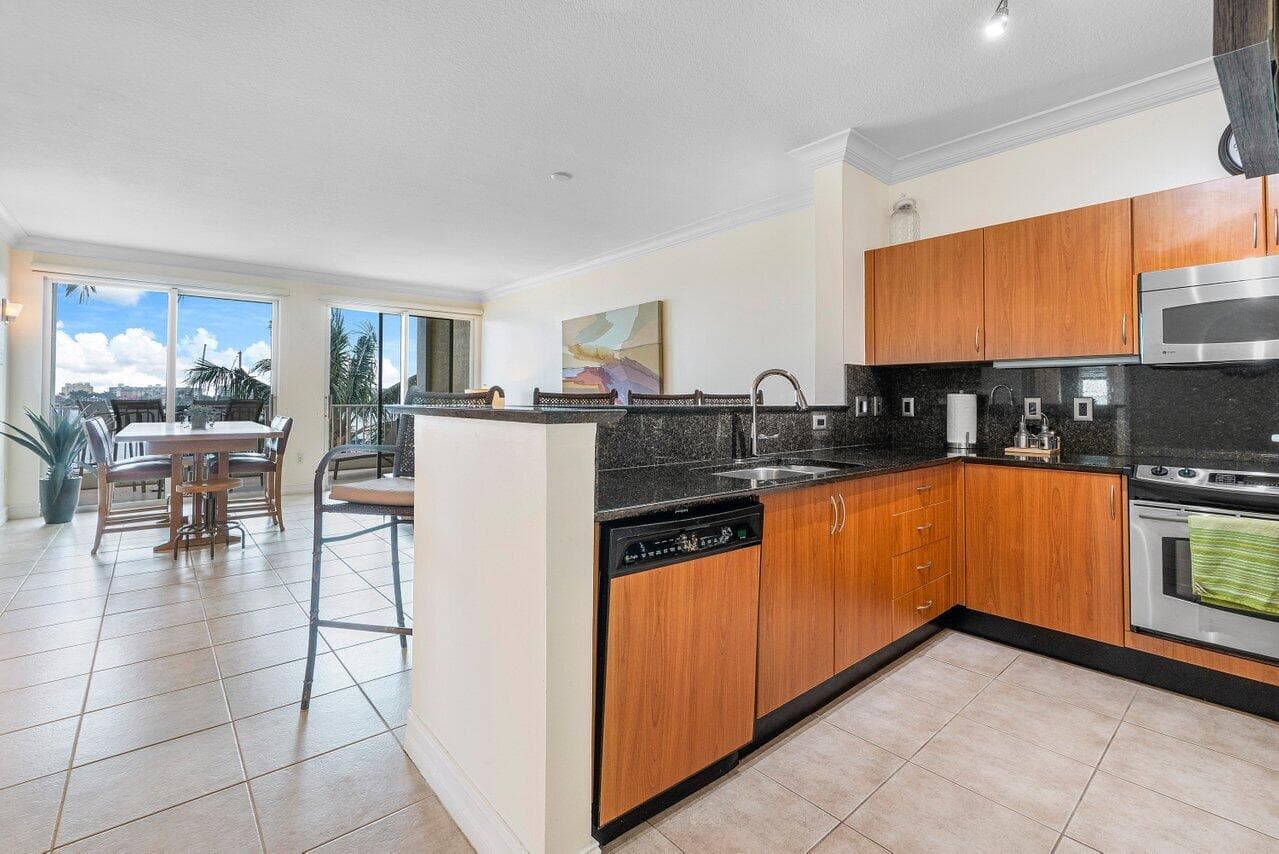 806 E Windward 301 Way 301, Lantana, FL 33462 — photo 15 of 45