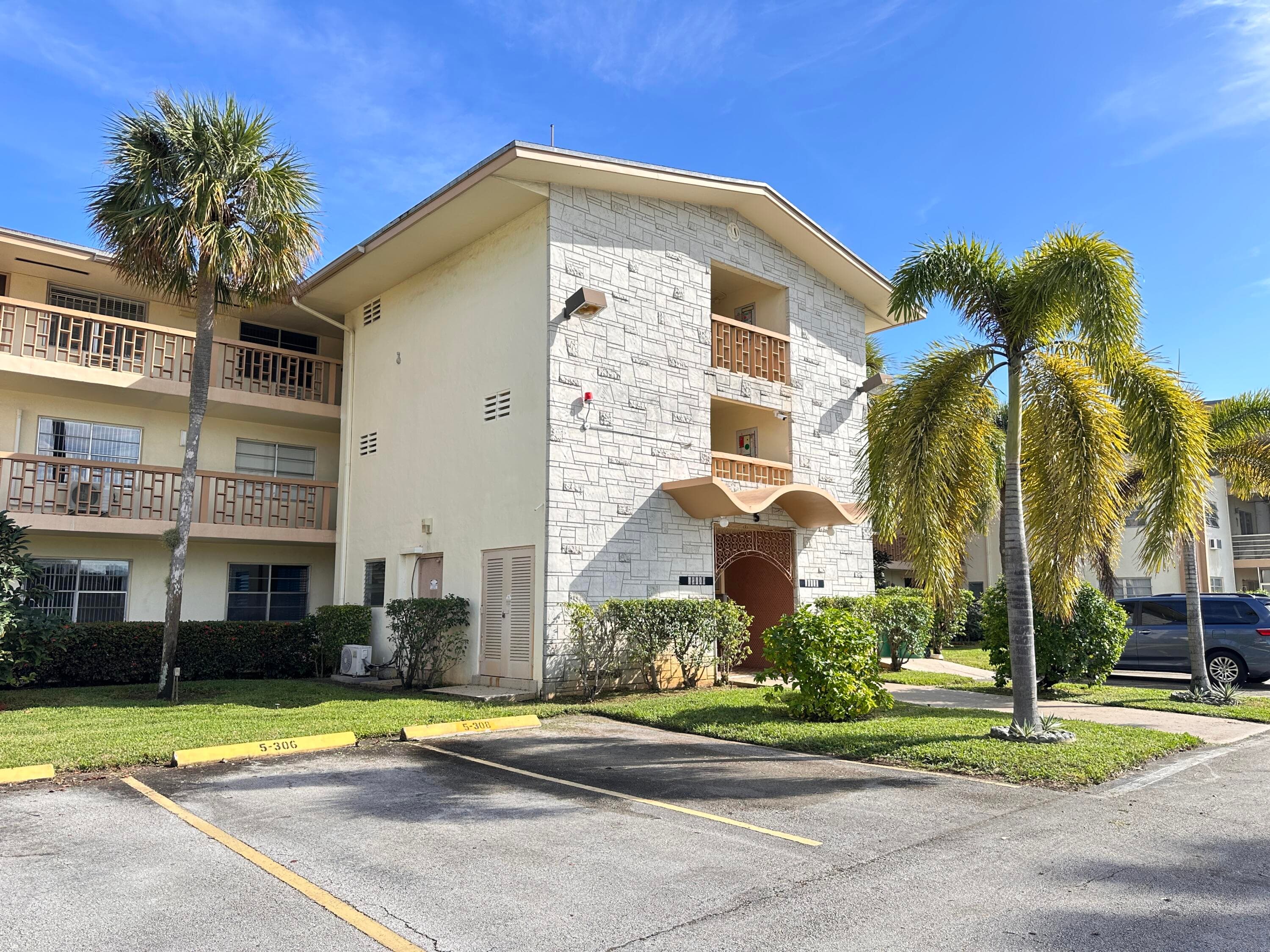 17001 NE 13th Avenue 205, Miami, FL 33162 — photo 1 of 14