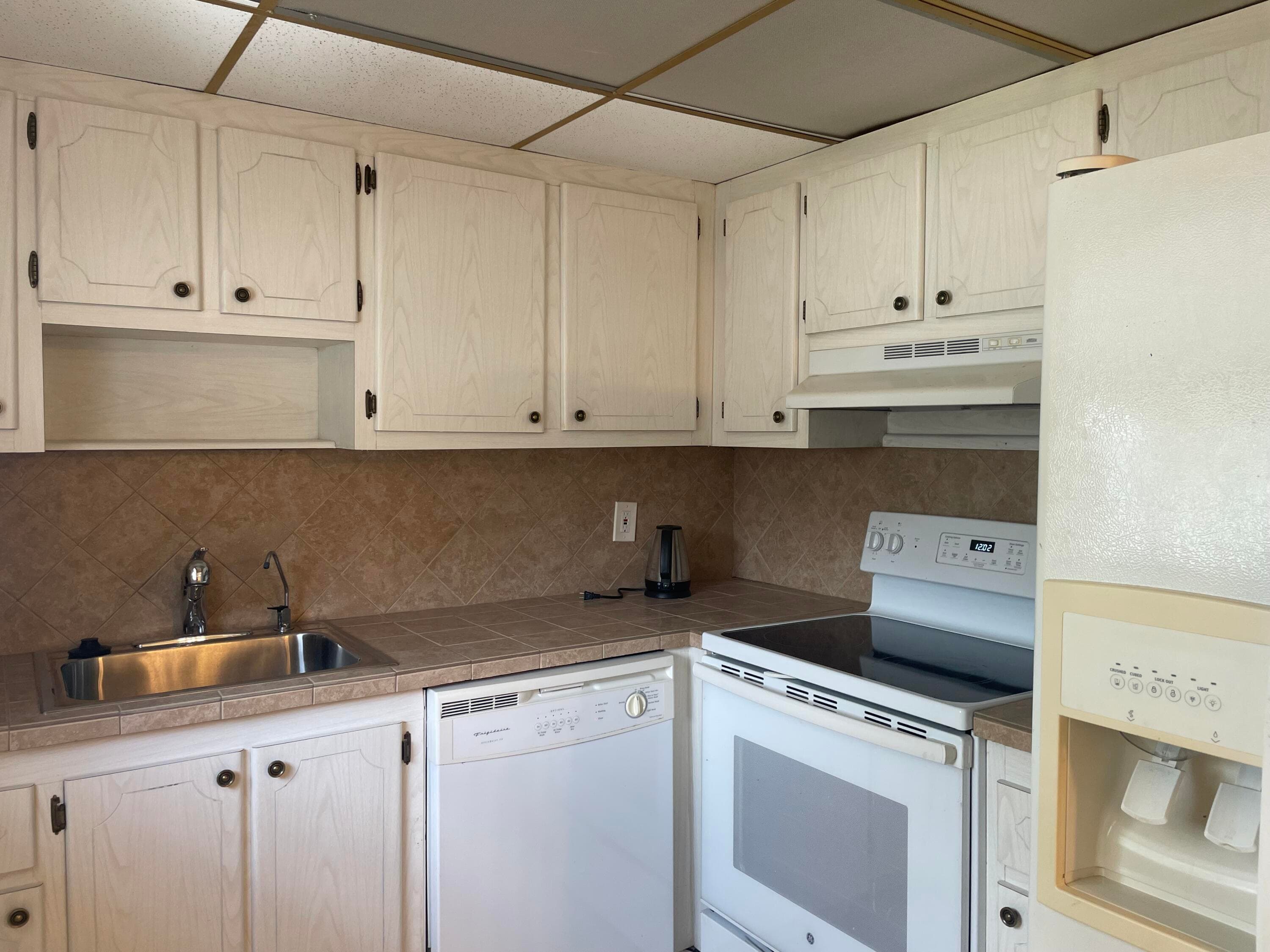 564 Brittany L, Delray Beach, FL 33446 — photo 4 of 52