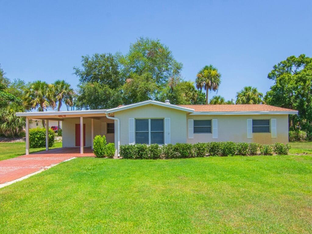 4606 30th Ave, Vero Beach, FL 32967 — photo 1 of 32