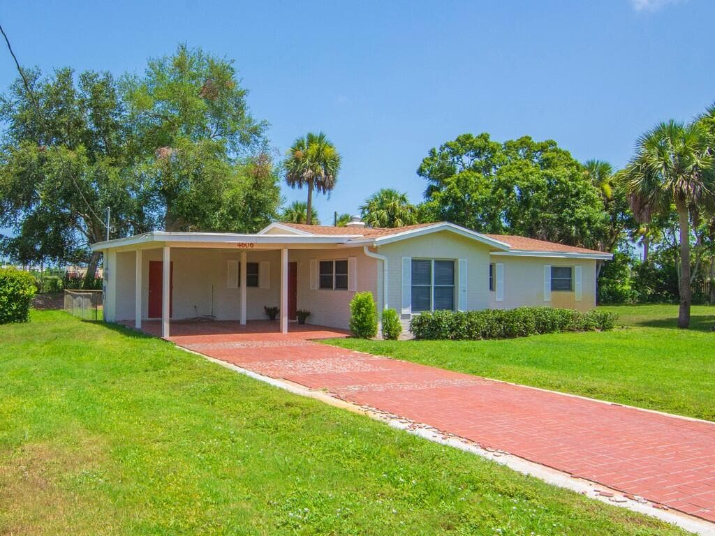 4606 30th Ave, Vero Beach, FL 32967 — photo 3 of 32