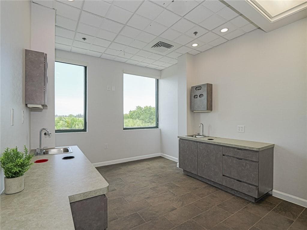 3755 7th Terrace 303 ''Suites'', Vero Beach, FL 32960 — photo 8 of 36