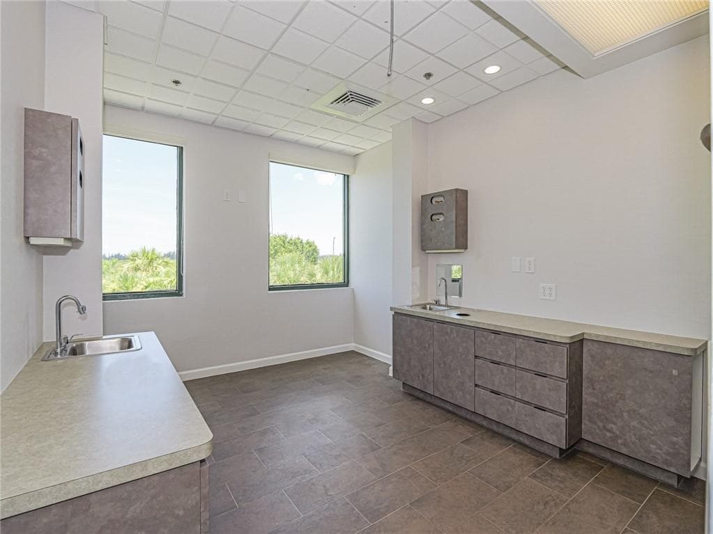3755 7th Terrace 303 ''Suites'', Vero Beach, FL 32960 — photo 12 of 36