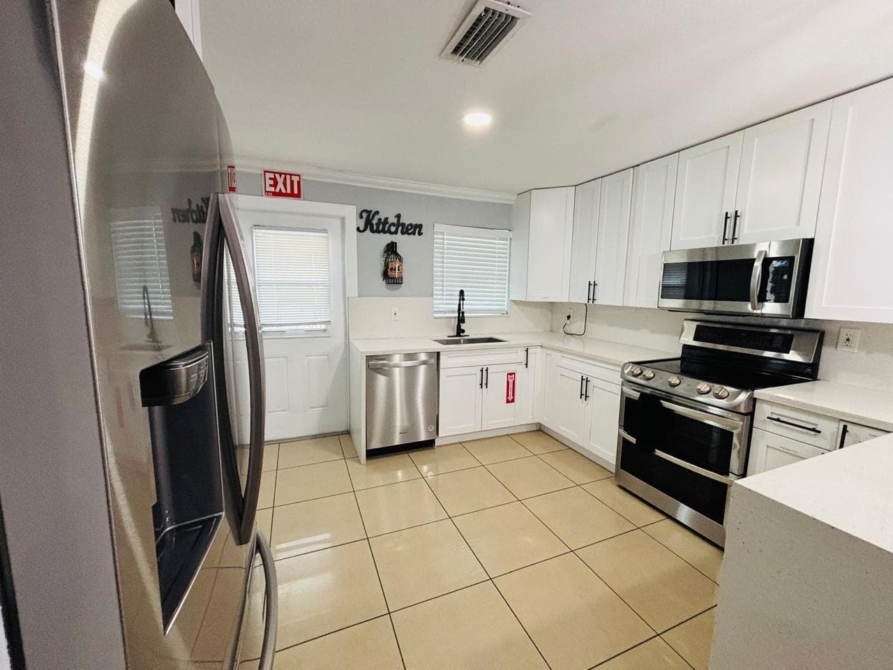 2010 NE 1st Avenue, Pompano Beach, FL 33060 — photo 16 of 34