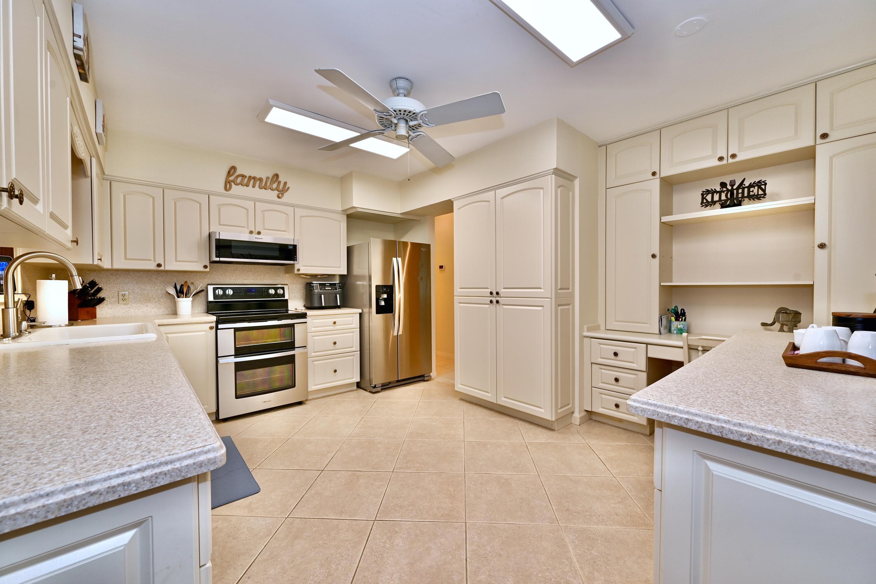 129 Alhambra Place, West Palm Beach, FL 33405 — photo 11 of 41