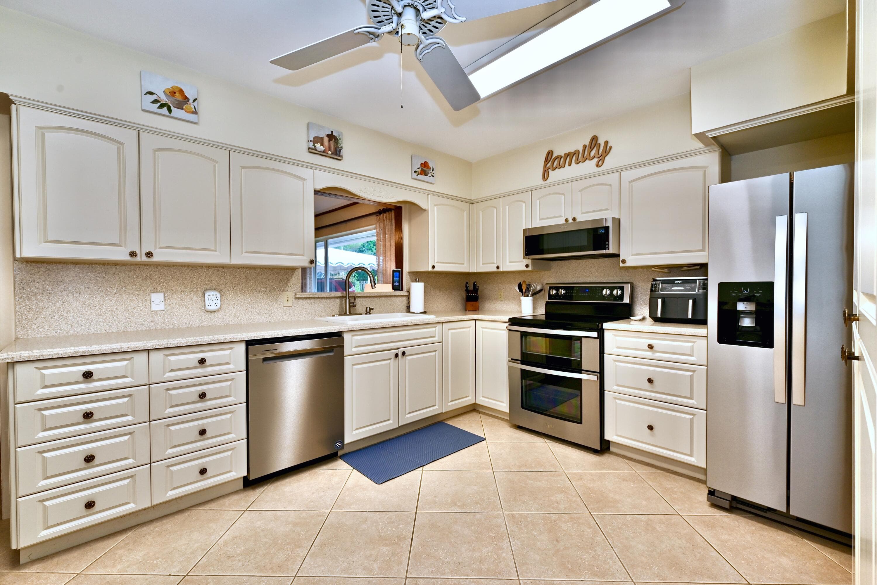 129 Alhambra Place, West Palm Beach, FL 33405 — photo 12 of 41