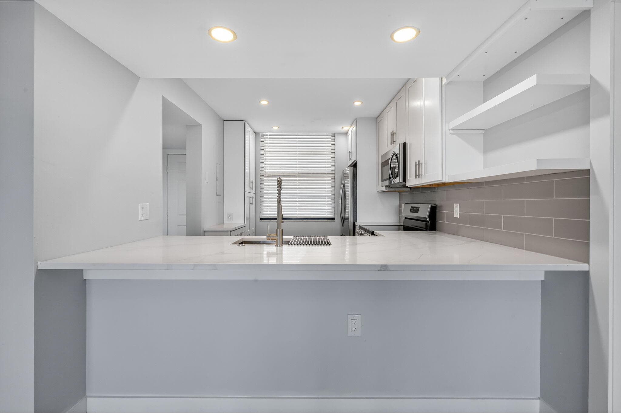 3710 Whitehall Drive 404, West Palm Beach, FL 33401 — photo 5 of 31