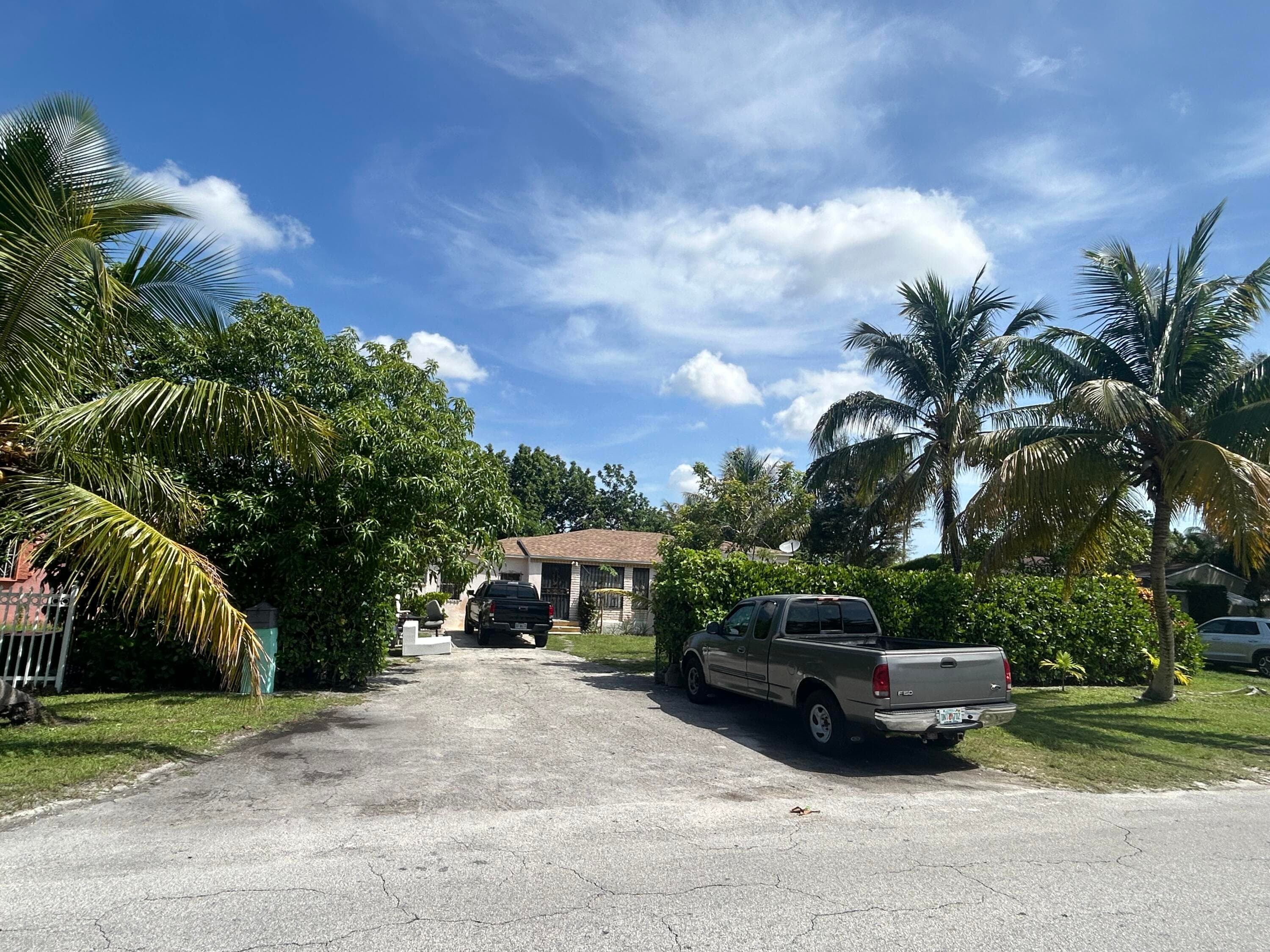 565 NW 143rd Street, Miami, FL 33168 — photo 2 of 5