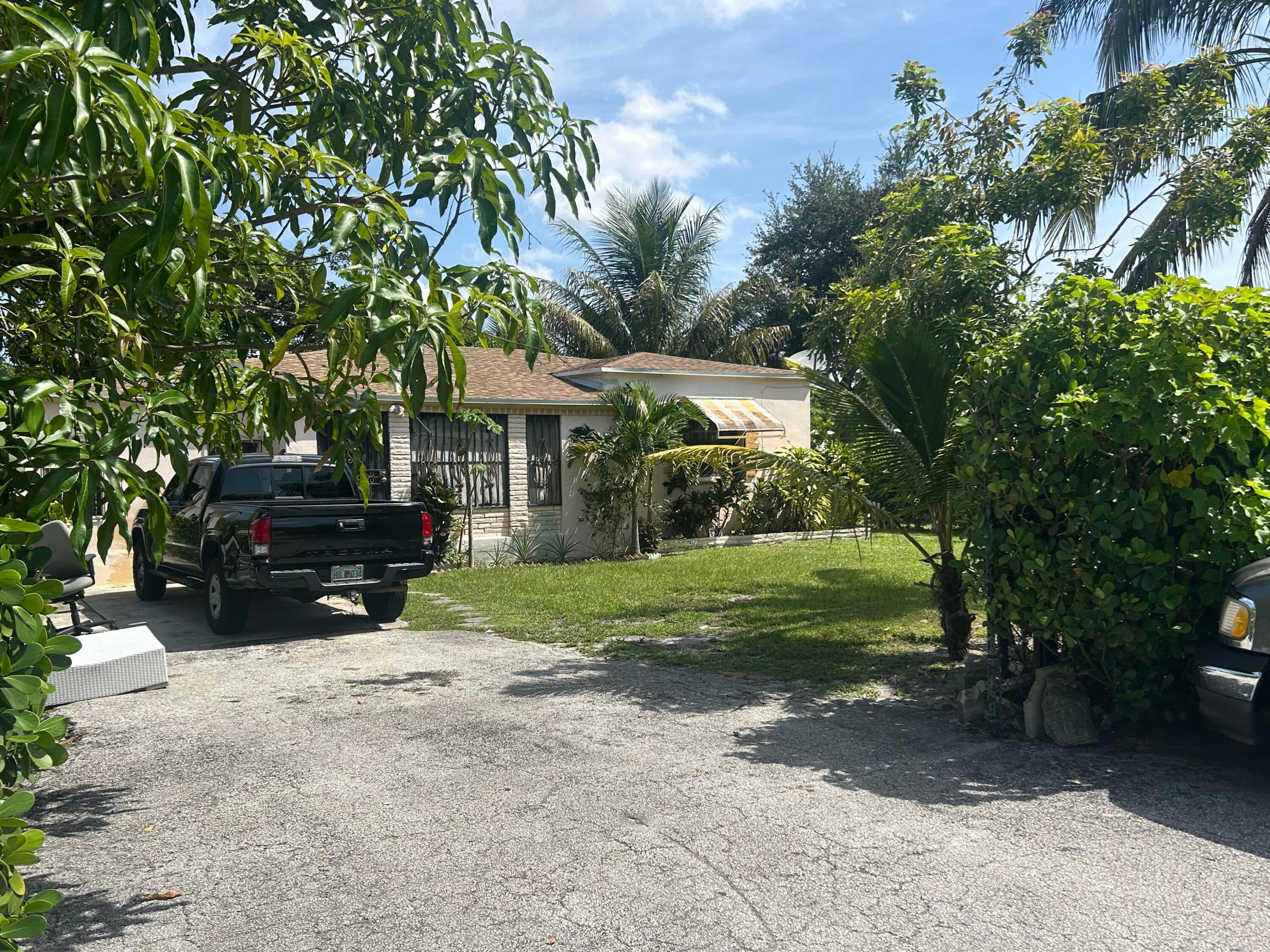 565 NW 143rd Street, Miami, FL 33168 — photo 4 of 5