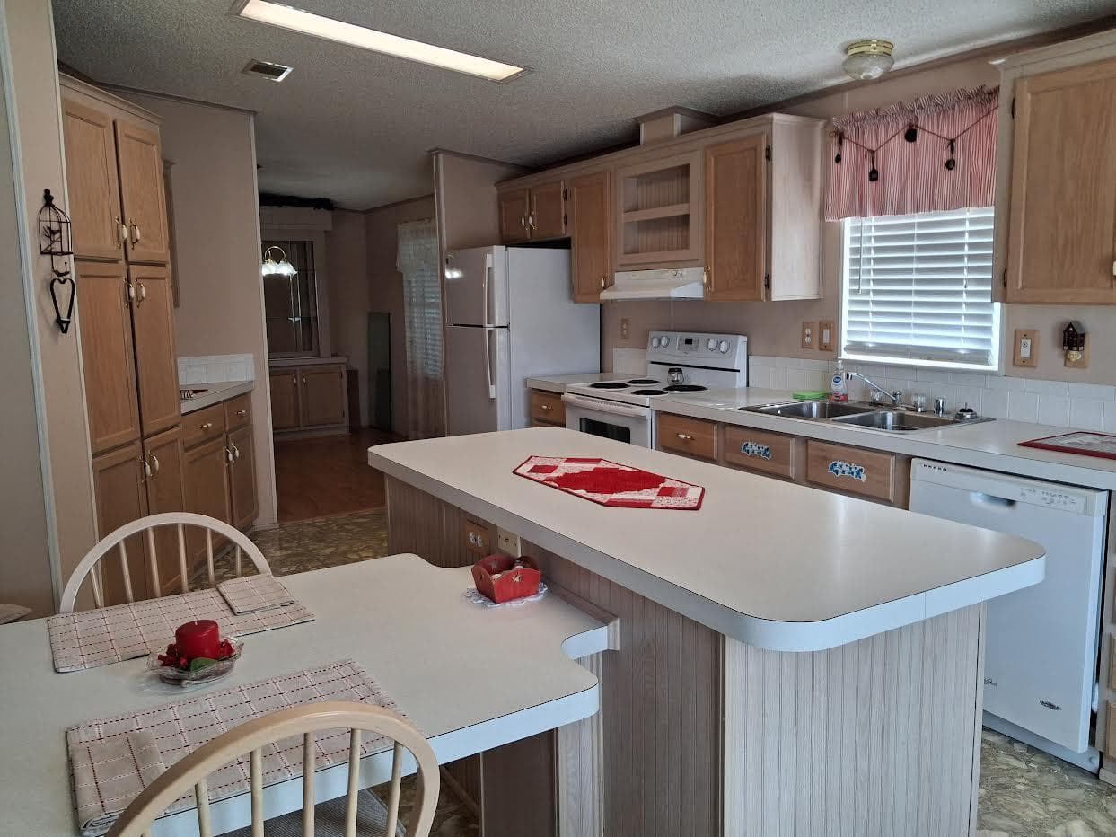 1555 SW 35 Circle, Okeechobee, FL 34974 — photo 4 of 39