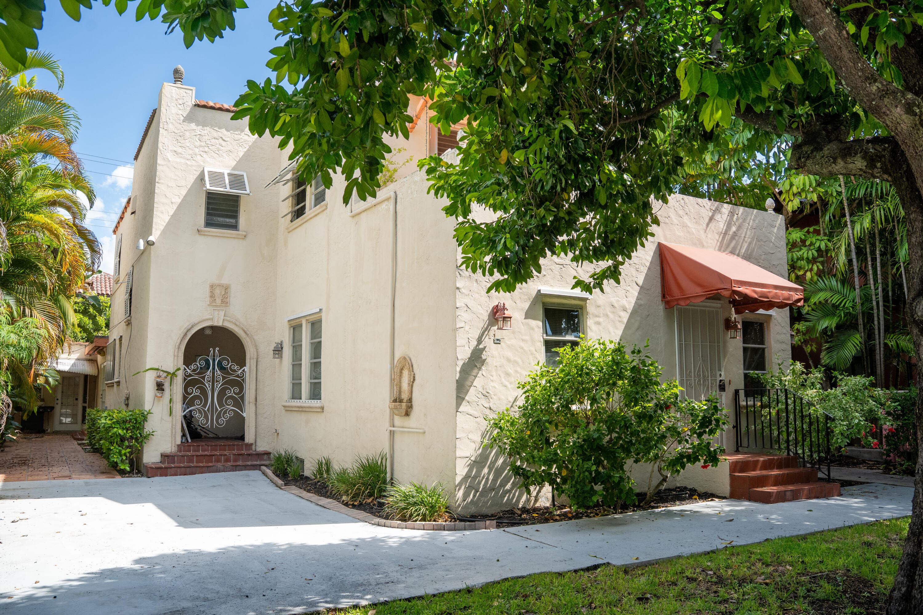 219 Seminole Avenue, Palm Beach, FL 33480 — photo 2 of 5