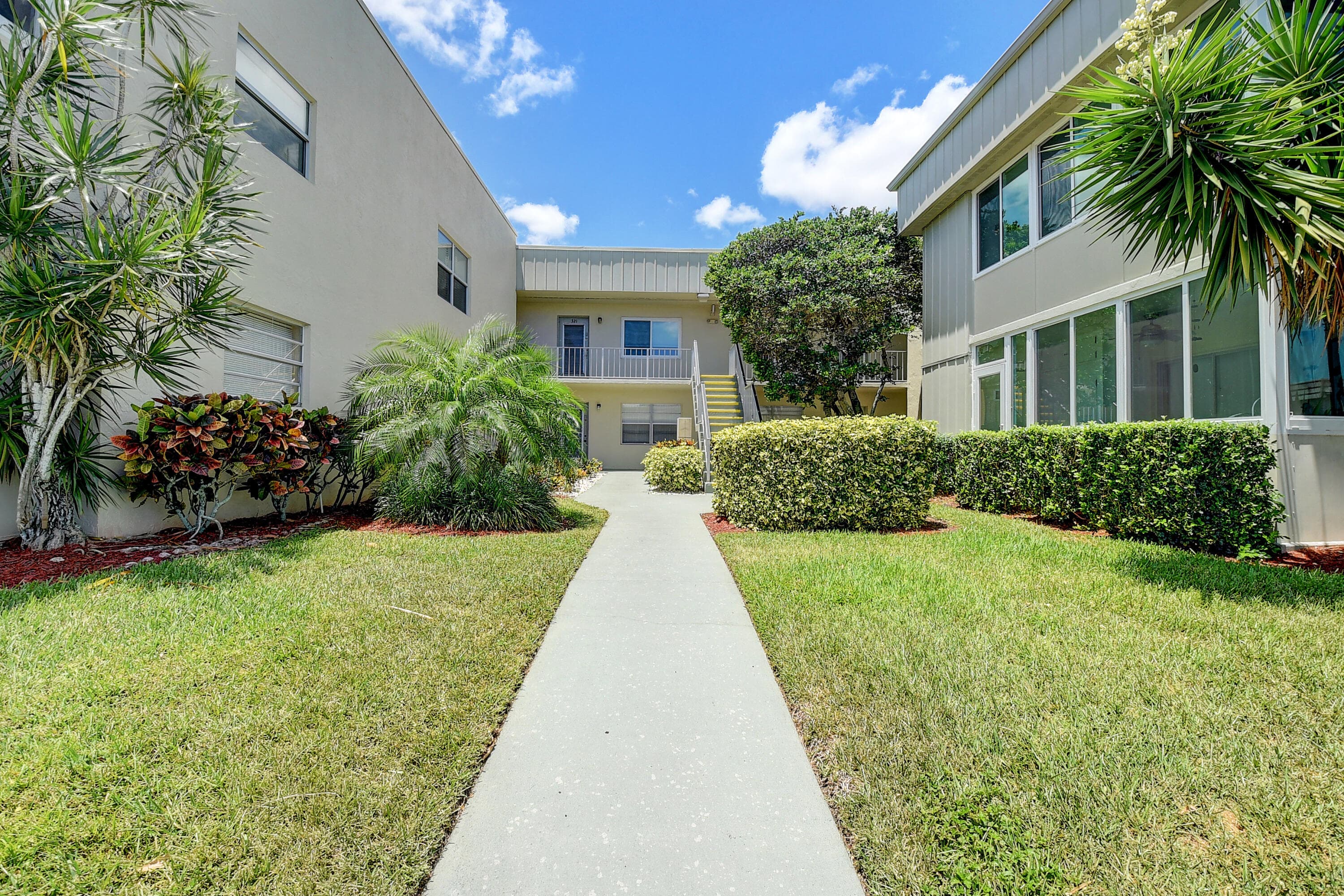 318 Monaco G G, Delray Beach, FL 33446 — photo 1 of 31