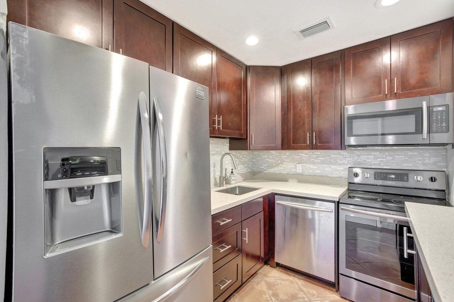 2400 NE 33rd Avenue 211, Fort Lauderdale, FL 33305 — photo 15 of 40