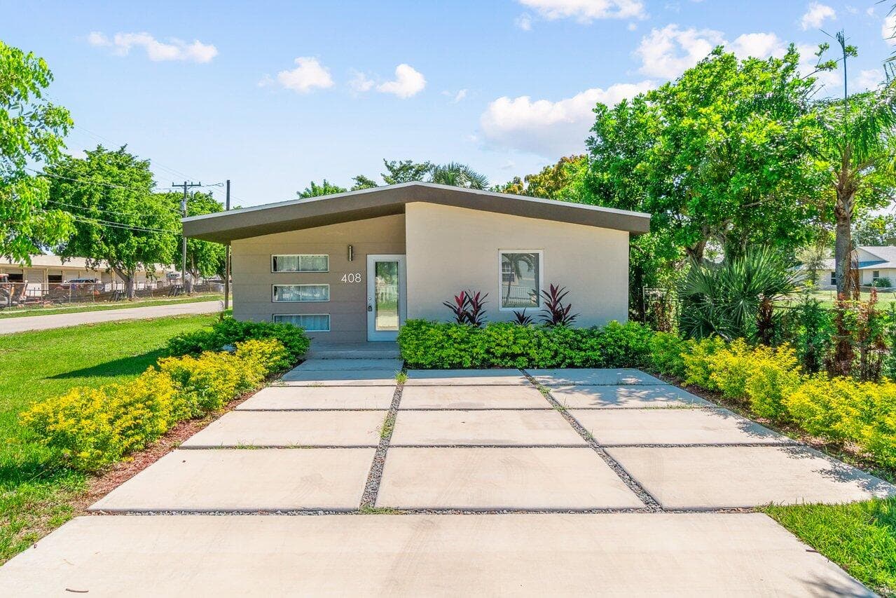 408 SW 4th Street, Delray Beach, FL 33444 — photo 1 of 31