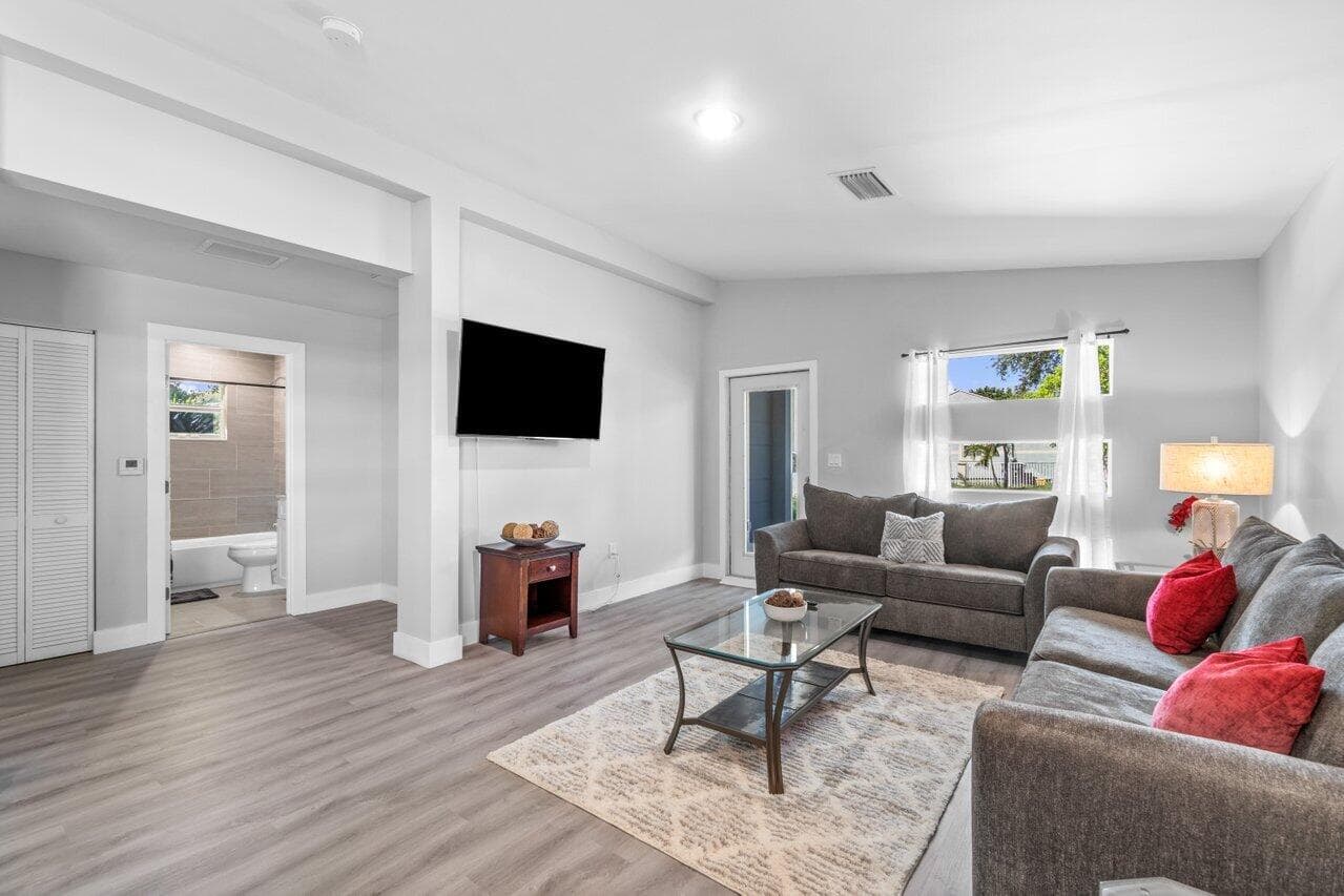 408 SW 4th Street, Delray Beach, FL 33444 — photo 8 of 31