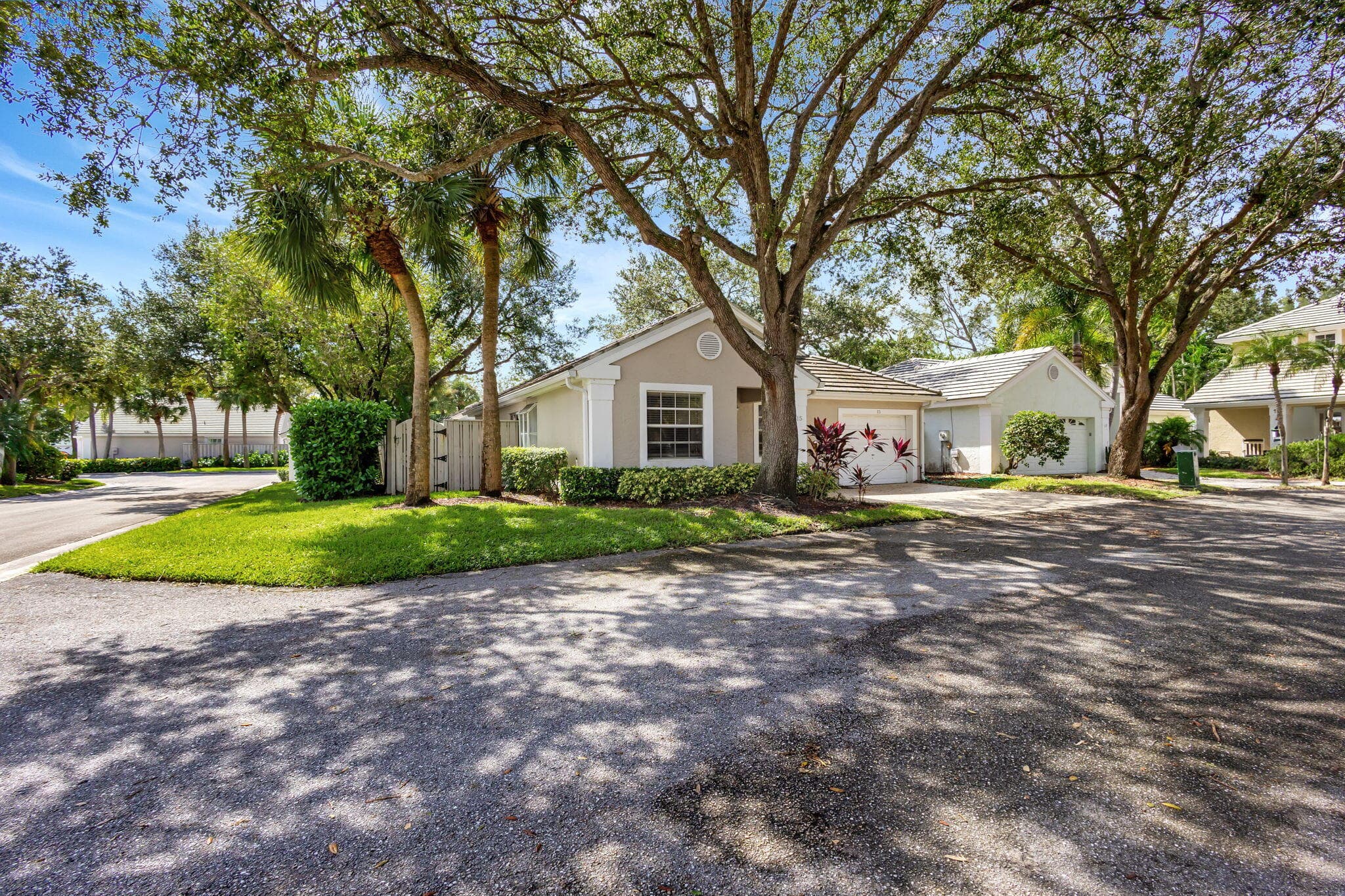 15 Admirals Court, Palm Beach Gardens, FL 33418 — photo 3 of 25