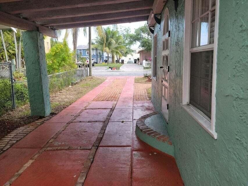 121 S B Street, Lake Worth Beach, FL 33460 — photo 4 of 30