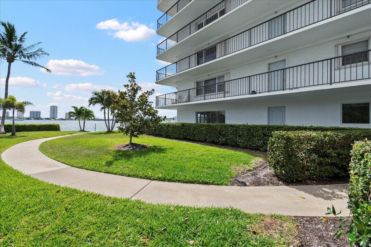 3040 Lake Shore Drive 101, Riviera Beach, FL 33404 — photo 35 of 55