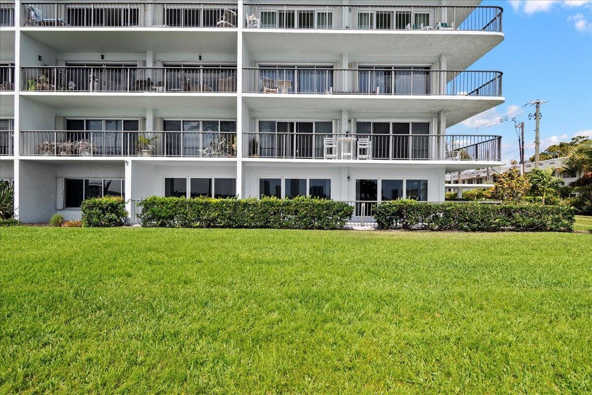 3040 Lake Shore Drive 101, Riviera Beach, FL 33404 — photo 37 of 55