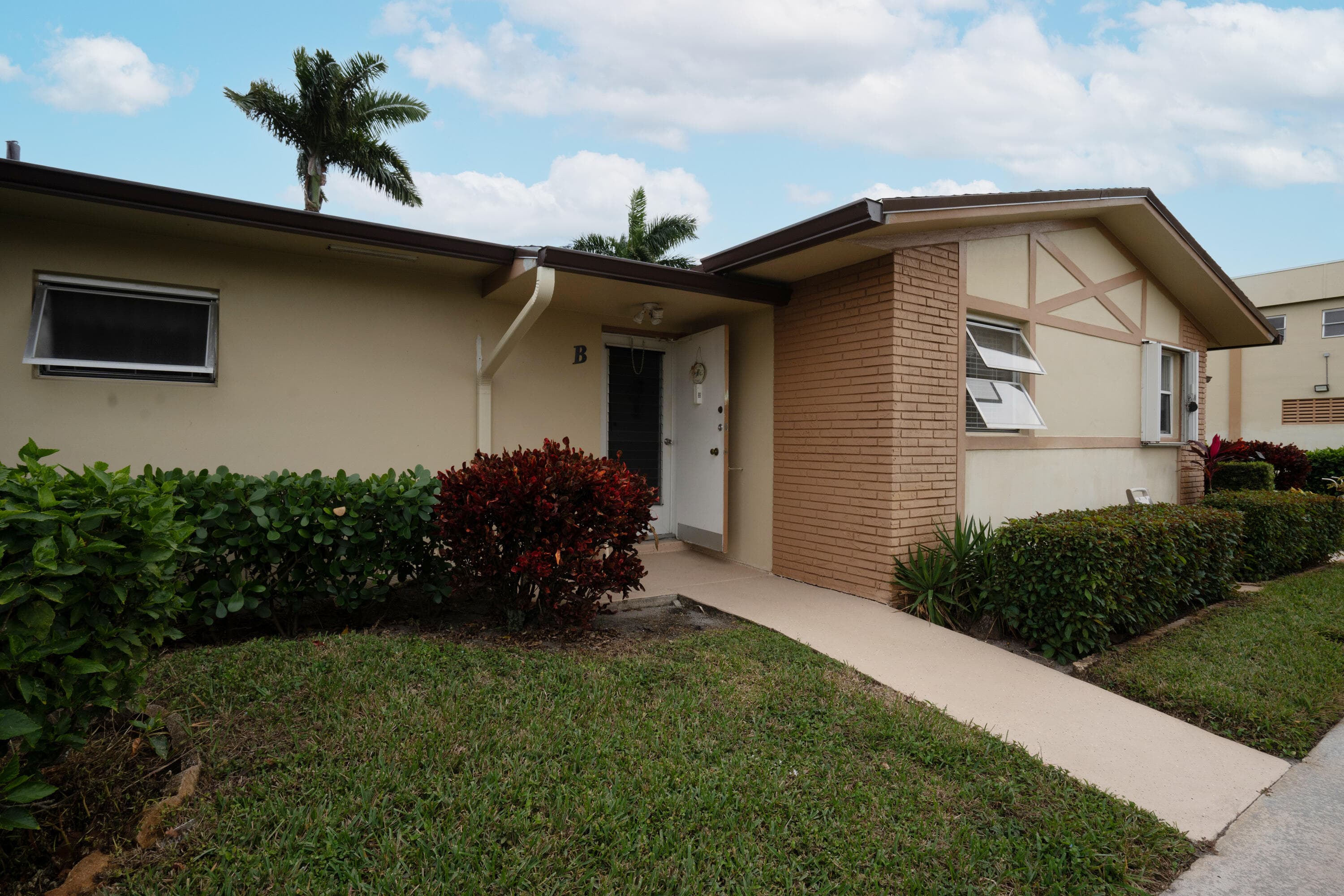 2822 Crosley Drive W B, West Palm Beach, FL 33415 — photo 3 of 33
