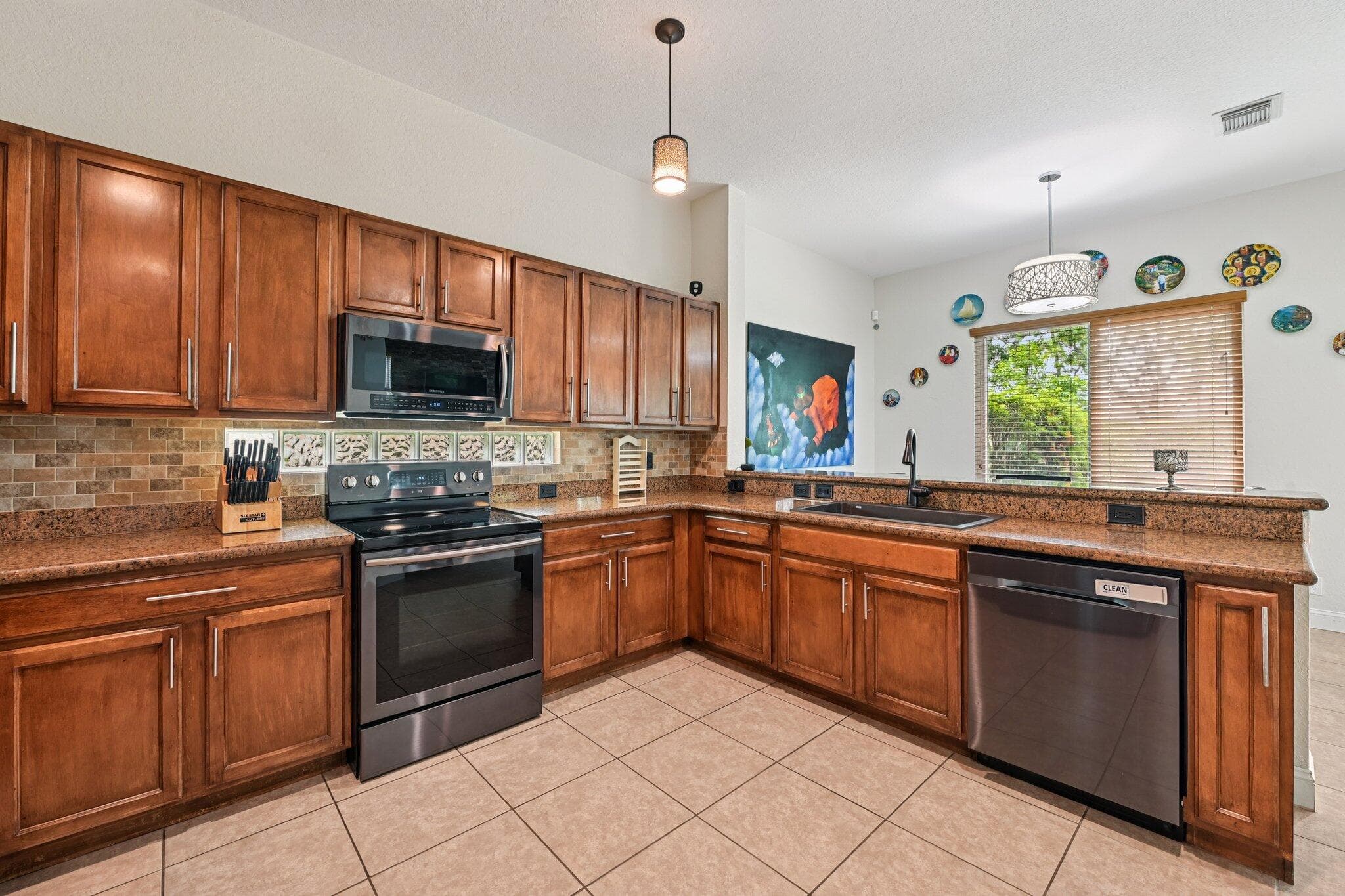 553 Gazetta Way, West Palm Beach, FL 33413 — photo 14 of 68