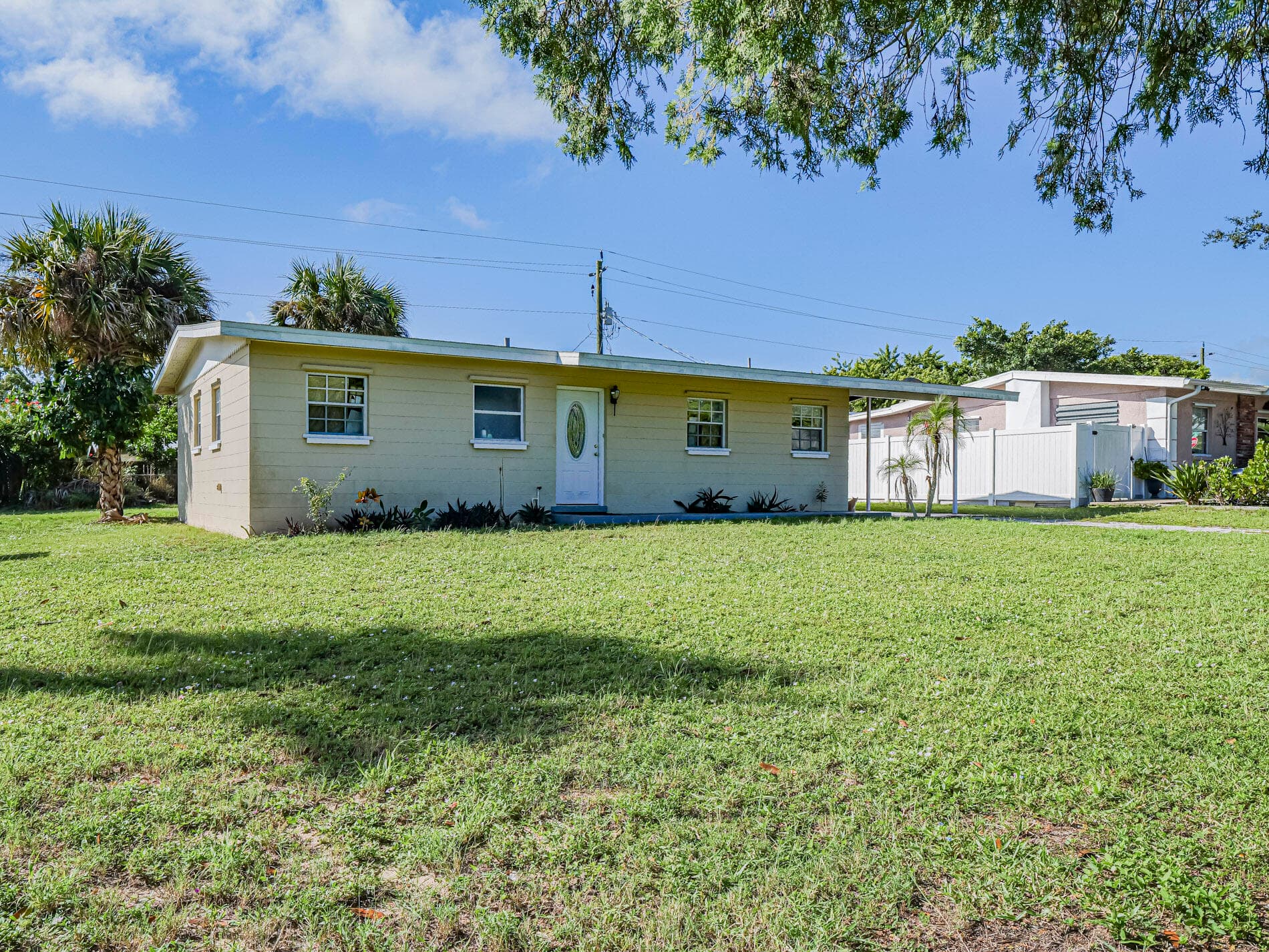 563 4th Place SW, Vero Beach, FL 32962 — photo 1 of 30
