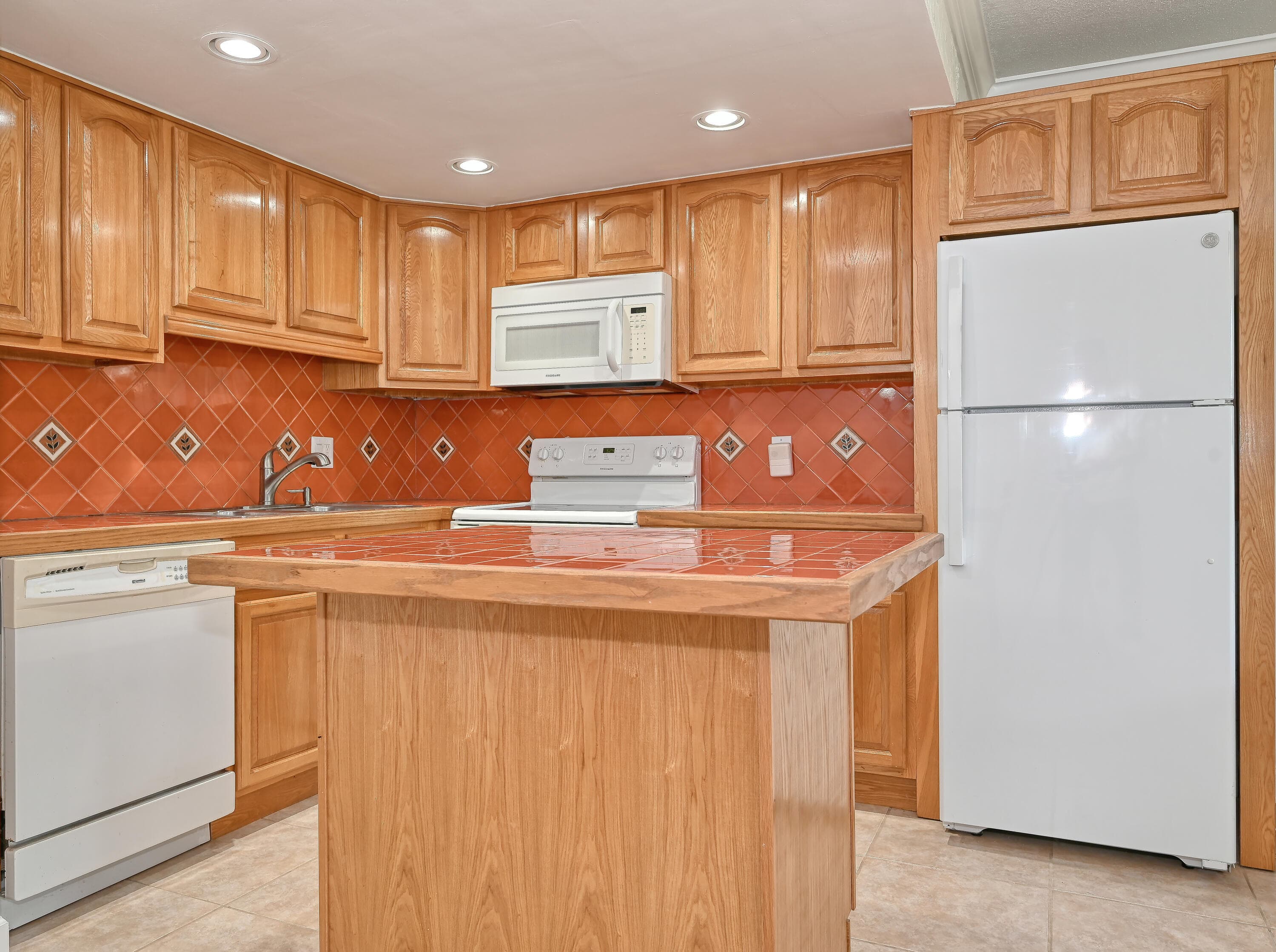 102 Coventry E 102, West Palm Beach, FL 33417 — photo 7 of 19