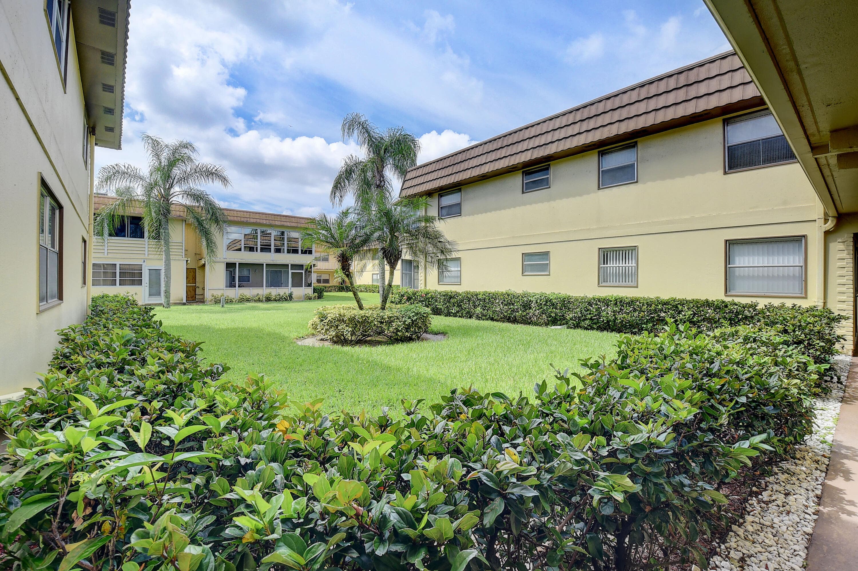 151 Saxony D 151, Delray Beach, FL 33446 — photo 4 of 43