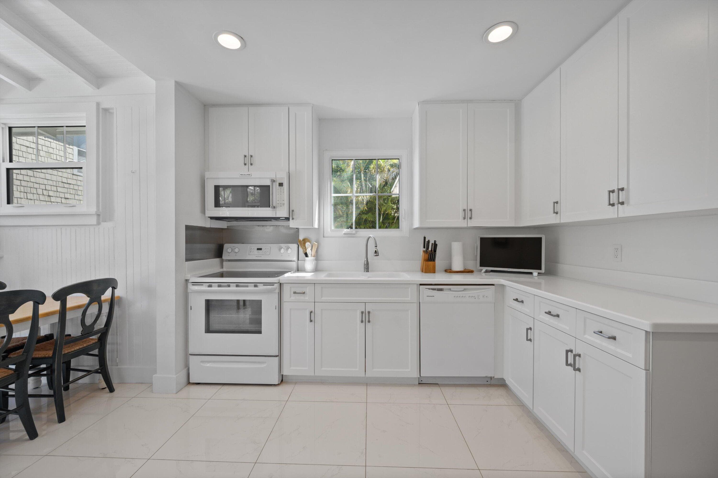 141 Chilean Avenue, Palm Beach, FL 33480 — photo 11 of 28