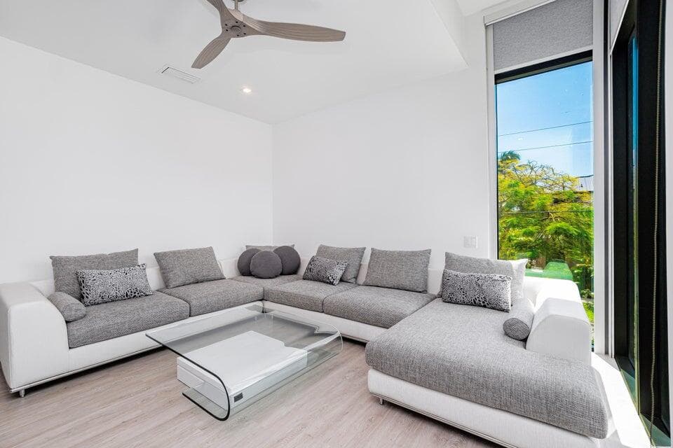 925 NE 6th Street, Fort Lauderdale, FL 33304 — photo 19 of 24