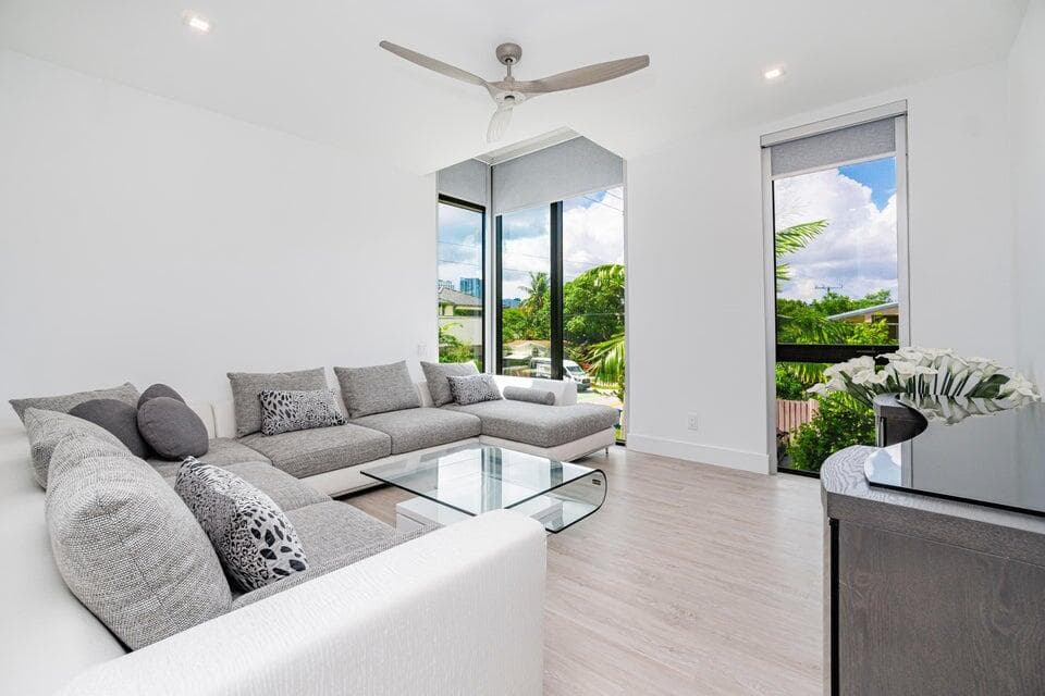 925 NE 6th Street, Fort Lauderdale, FL 33304 — photo 18 of 24