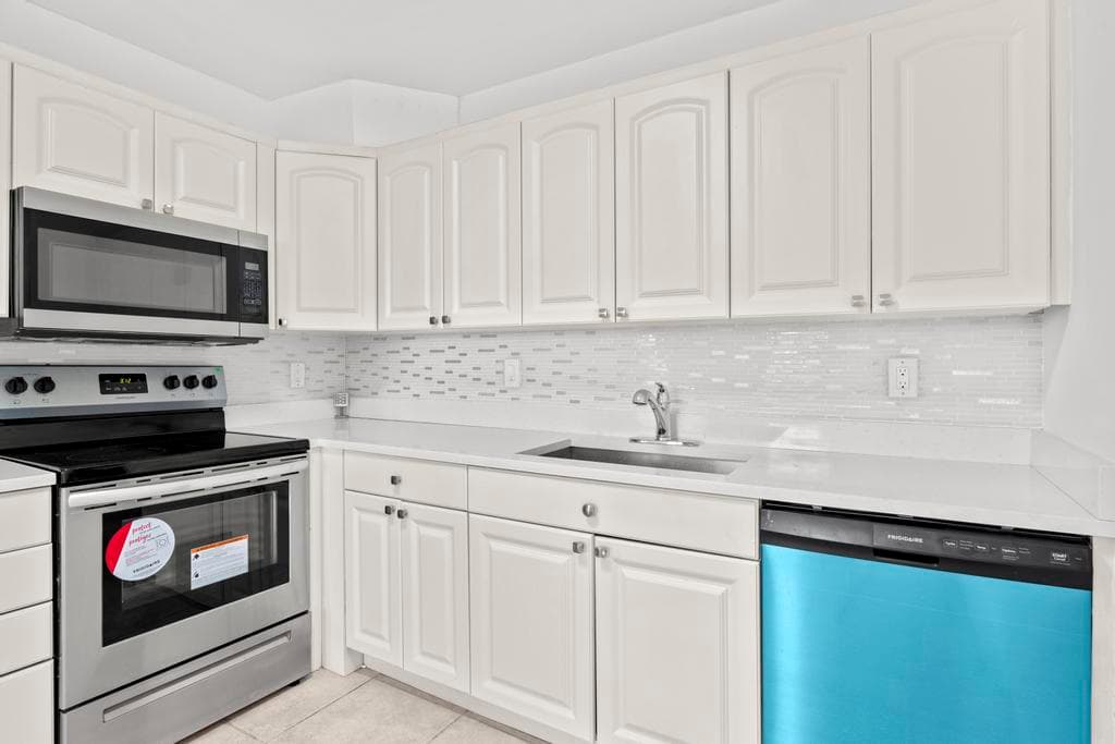2044 Hythe C, Boca Raton, FL 33434 — photo 10 of 36