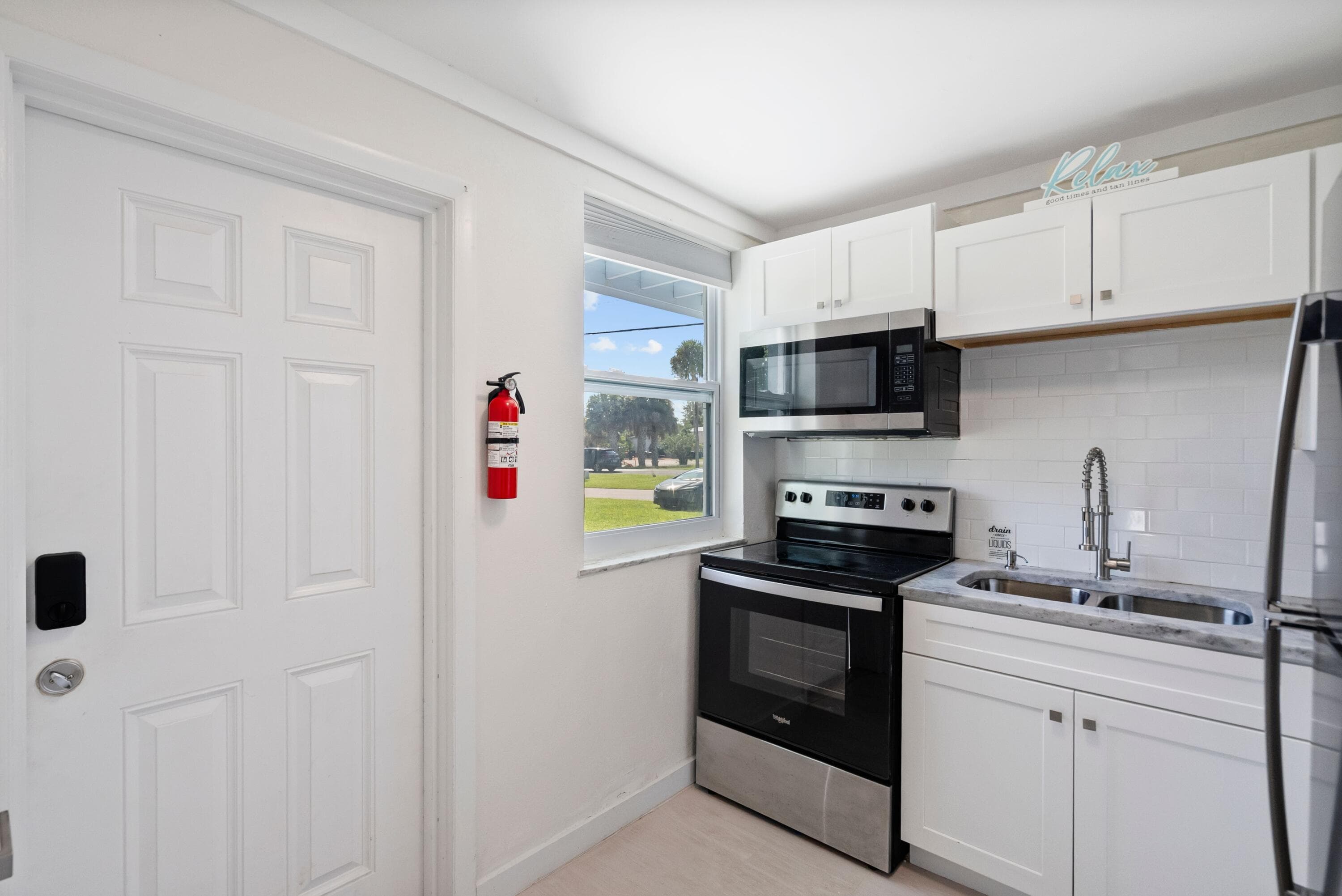 670 Hernando Street E, Fort Pierce, FL 34949 — photo 5 of 23