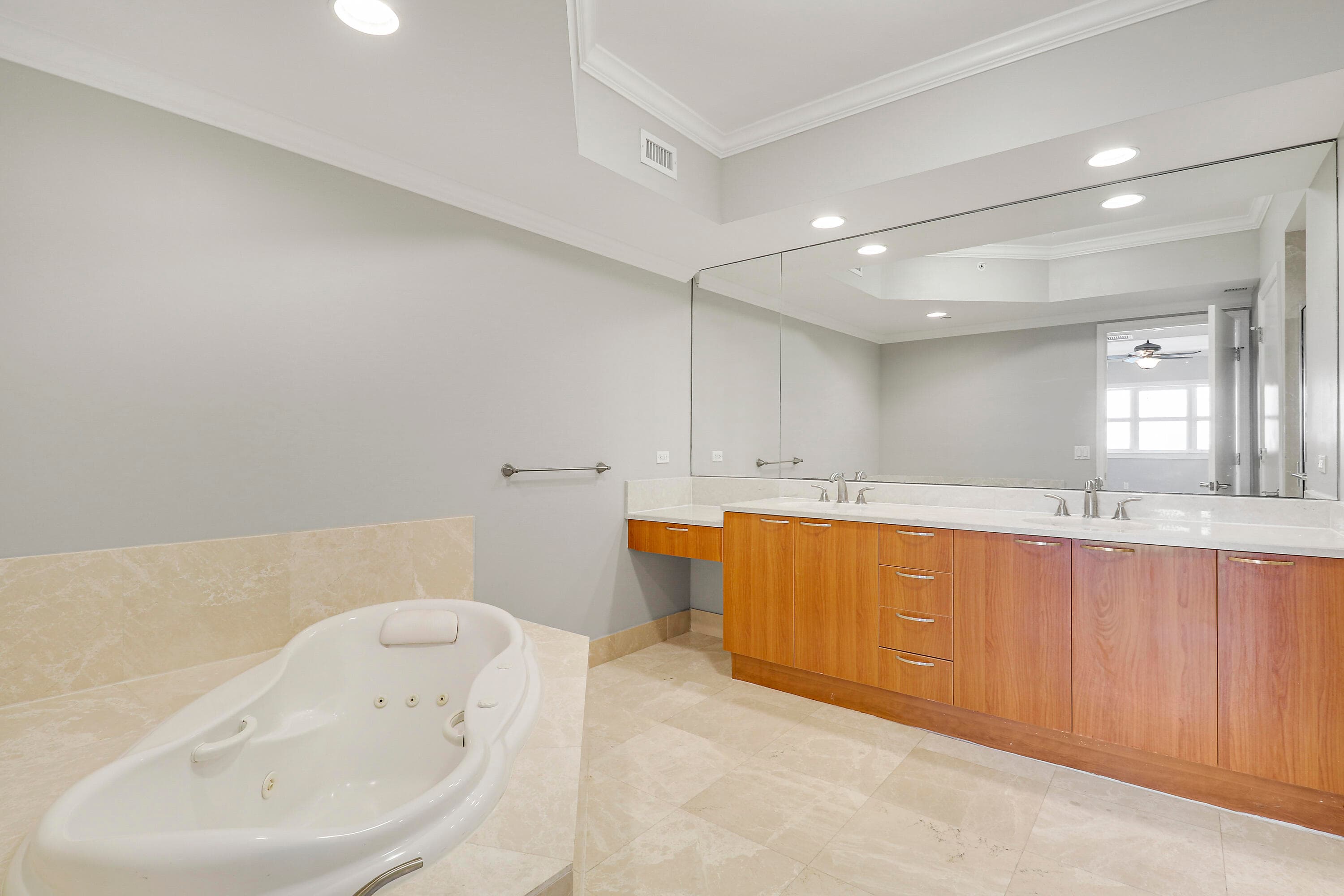2650 Lake Shore Drive 1105, Riviera Beach, FL 33404 — photo 11 of 38