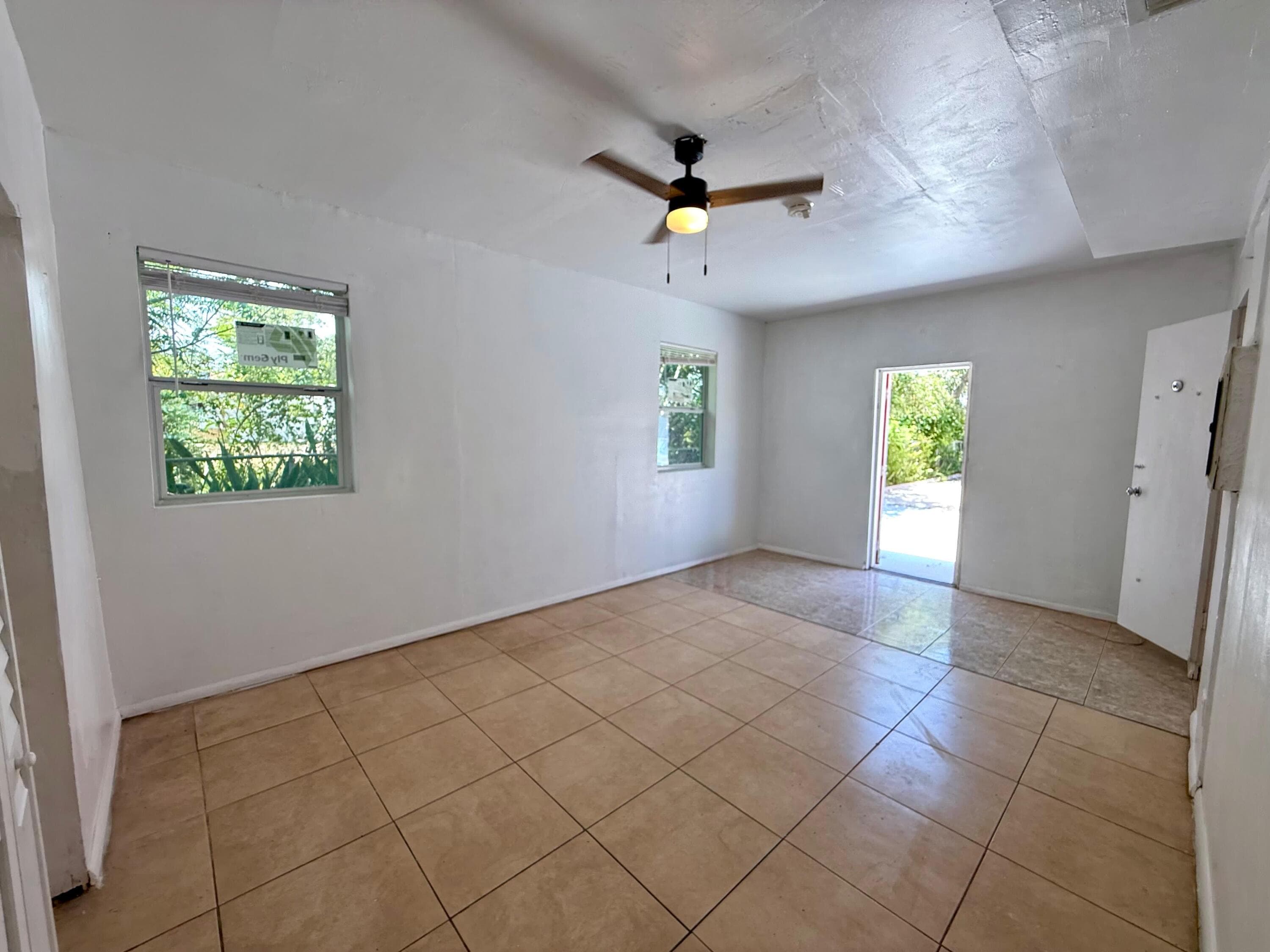 926 33rd Street Back, West Palm Beach, FL 33407 — photo 3 of 7