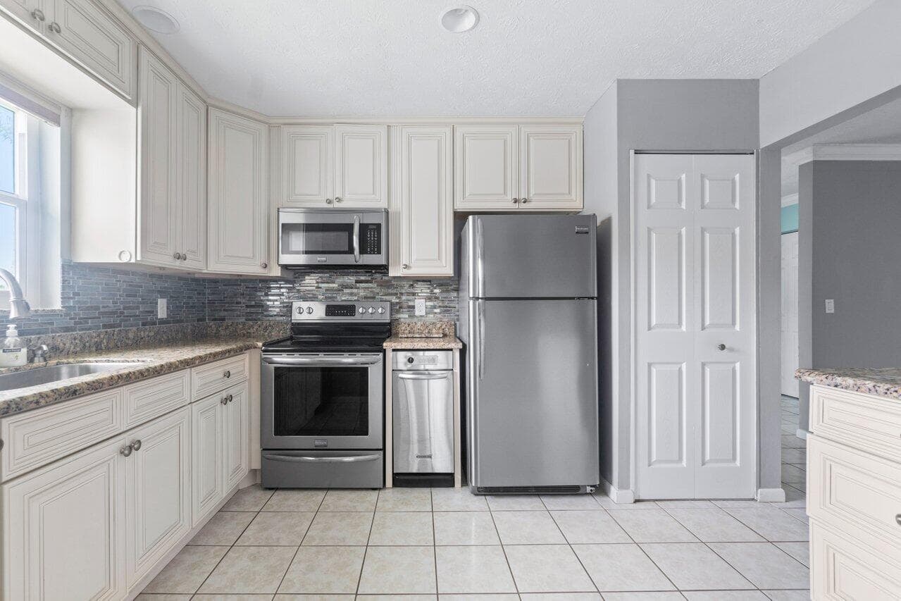 1205 S Lakes End Drive D2, Fort Pierce, FL 34982 — photo 6 of 27
